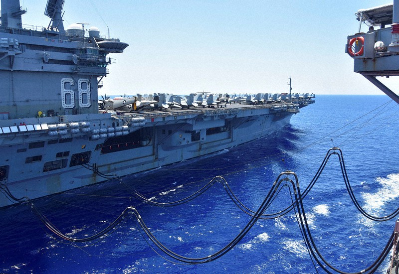 南シナ海で実施された軍事演習で燃料の補給を受ける米原子力空母=7月7日、米海軍提供・ロイター