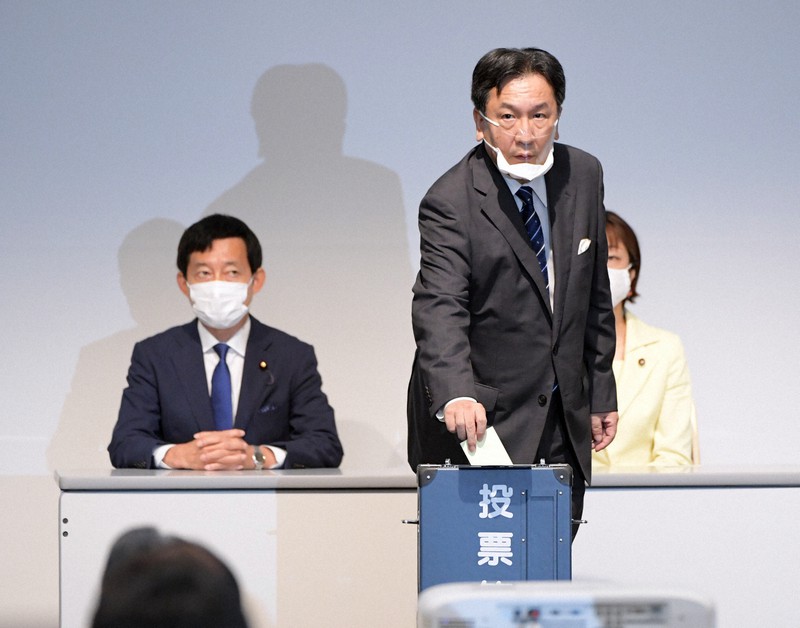 合流新党の代表・党名選挙で投票する枝野幸男氏=東京都内のホテルで2020年9月10日午後1時32分、竹内幹撮影