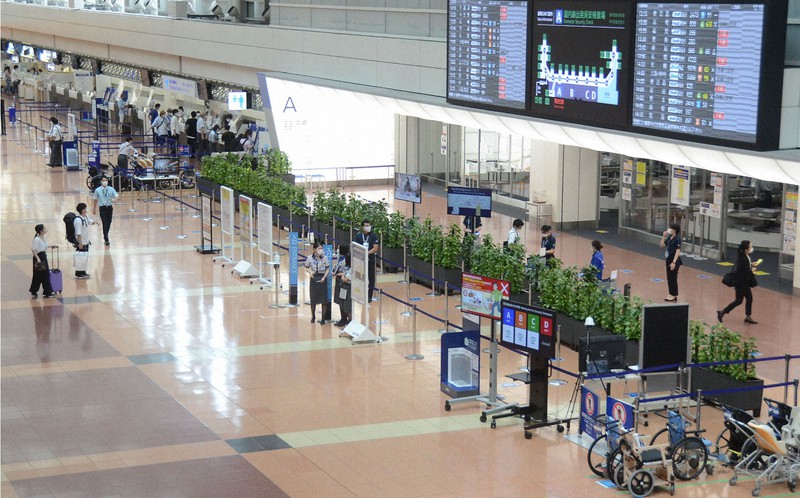 「Go Toトラベル」初日に閑散とする羽田空港の出発ロビー=東京都大田区で2020年7月22日午後0時20分、斎藤文太郎撮影