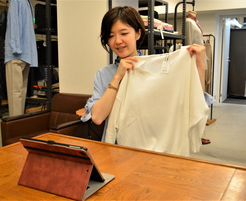 タブレット端末を使いオンラインで接客をするファクトリエの販売員=東京都中央区で、中津川甫撮影