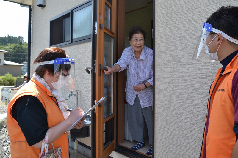 フェースシールドを着けて1人暮らしの高齢者宅を訪問する生活支援相談員=岩手県大槌町吉里吉里で2020年8月21日、中尾卓英撮影