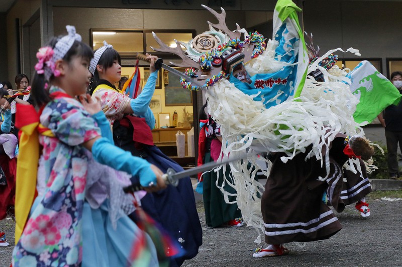 新型コロナウイルスの終息を祈願し、神社に奉納された「臼澤鹿子踊」=岩手県大槌町で2020年9月5日、和田大典撮影