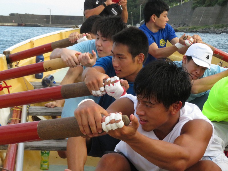力強くオールを手にする中村龍鵬(手前)ら大島海洋国際高端艇部の部員たち=東京都大島町で2020年9月1日午後4時57分、倉沢仁志撮影