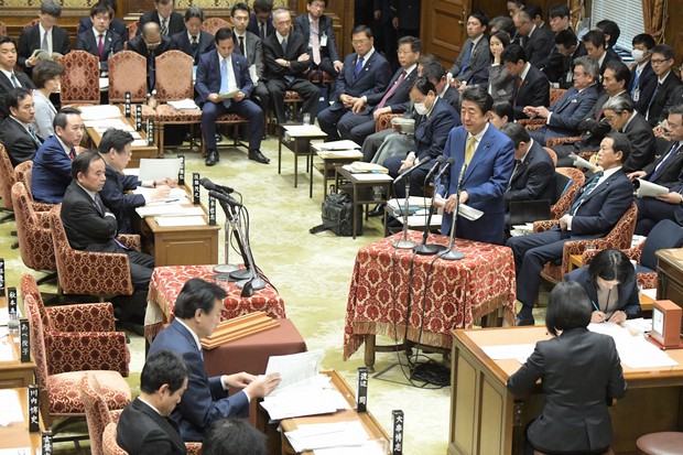 衆院予算委員会で、新型コロナウイルスによる肺炎の感染拡大への対応として全国全ての小学校、中学校、高校、特別支援学校に対し、3月2日から春休みまで臨時休校を要請することを説明する安倍晋三首相(中央)=国会内で2020年2月28日午前9時3分、川田雅浩撮影