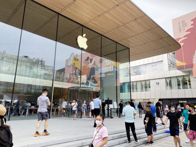 多くの客が訪れていた北京市内のアップルストア=8月30日、米村耕一撮影