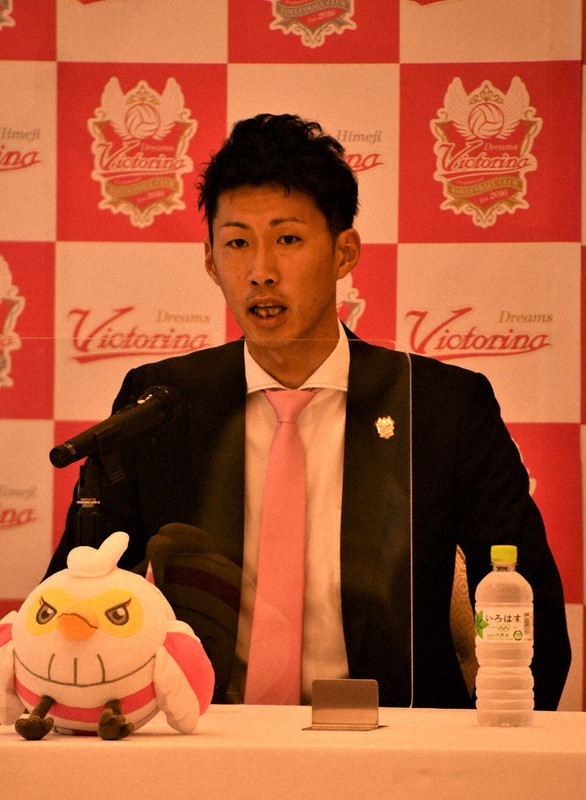 就任記者会見でV1リーグ4位以内を目標に掲げたヴィクトリーナ姫路の中谷宏大新監督=姫路市駅前町のホテルモントレ姫路で2020年9月2日午後2時4分、伝田賢史撮影
