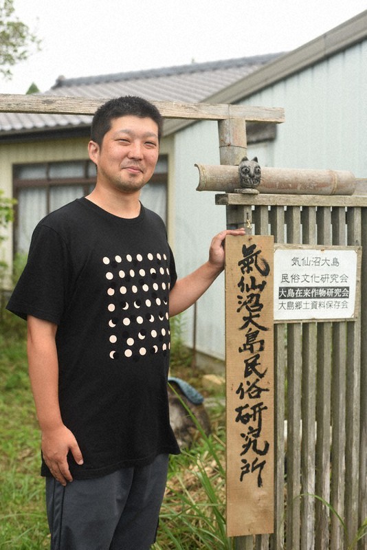 気仙沼大島の住民から過去の災害や地元に伝わる津波民話について聞き取りしている小野寺佑紀さん=宮城県気仙沼市大島で、神内亜実撮影