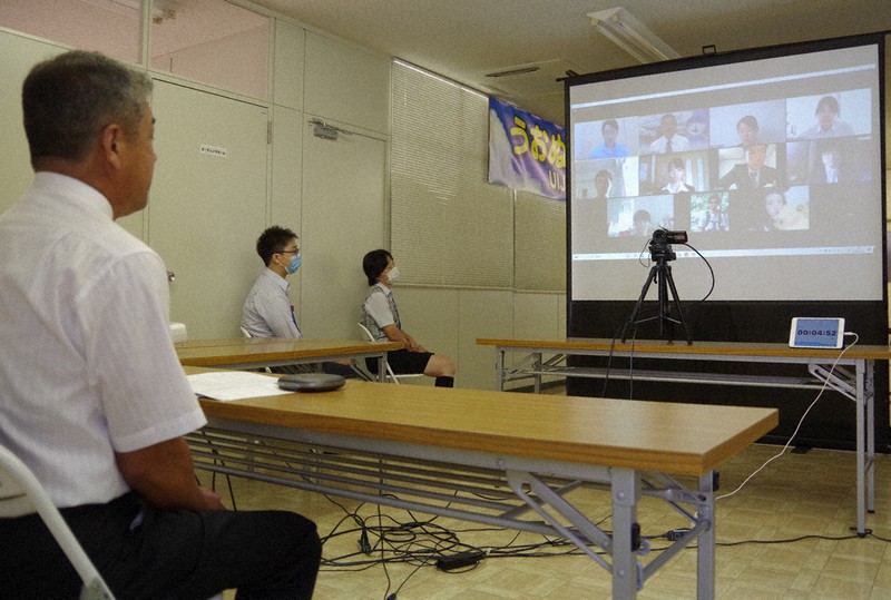 オンラインで開かれた企業説明会=新潟県南魚沼市の塩沢信用組合本部で、新井敦撮影