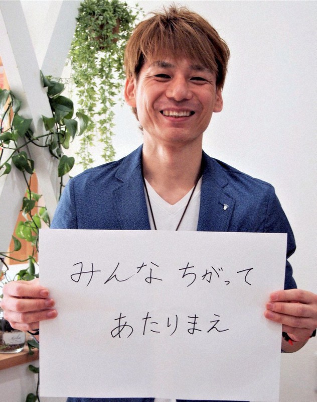 「スマイルカット」に取り組む美容師でNPO法人「そらいろプロジェクト京都」理事長の赤松隆滋さん=京都市伏見区で、柳澤一男撮影