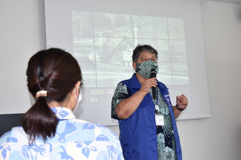 自分が撮影した写真を示しながら震災体験を語る石川弘子さん(右)=福島県いわき市薄磯3のいわき震災伝承みらい館で2020年8月29日午前10時41分、柿沼秀行撮影