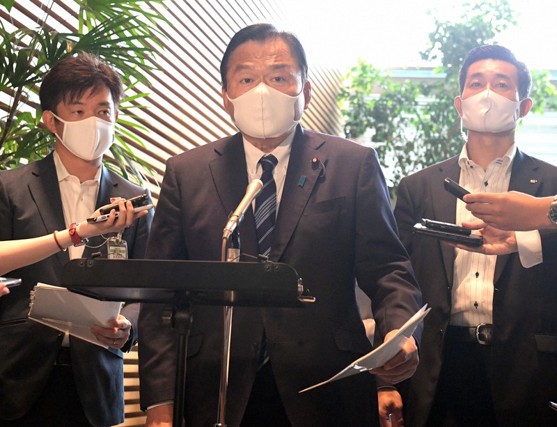 閣議後、「Go Toトラベル」事業について記者団の質問に答える赤羽一嘉国土交通相(中央)=首相官邸で2020年9月11日午前10時33分、竹内幹撮影