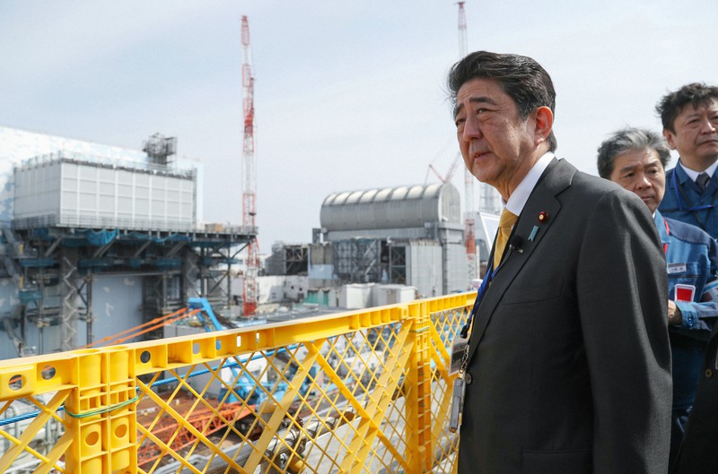 東京電力福島第1原発構内を視察する安倍晋三首相=福島県の同原発で2019年4月14日(代表撮影)