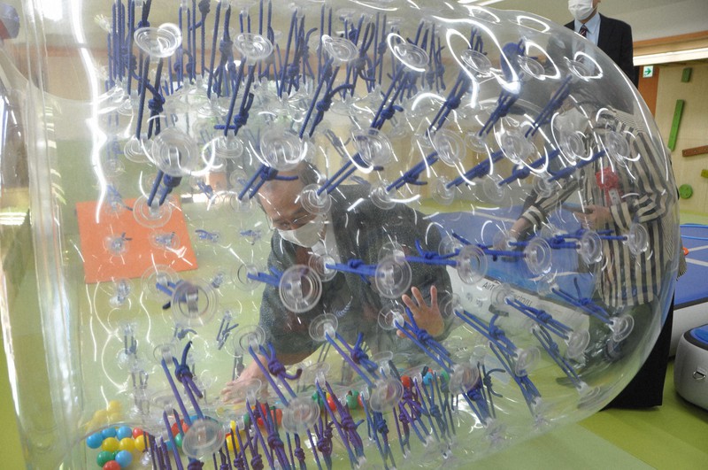 キッズランドの遊具を体験する京都市の門川大作市長(中央)=同市西京区で2020年9月11日午前9時26分、小田中大撮影
