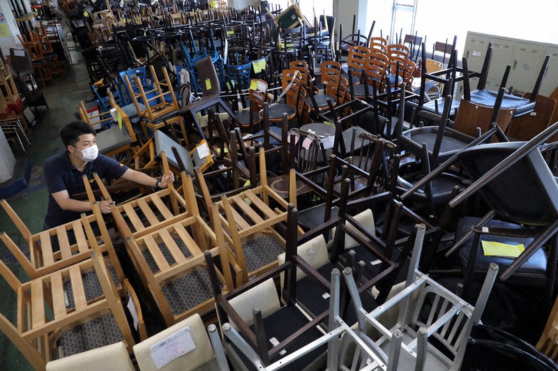 閉店した飲食店から中古品販売店に出され、山積みされる椅子などの家具=東京都新宿区で2020年9月8日、宮武祐希撮影
