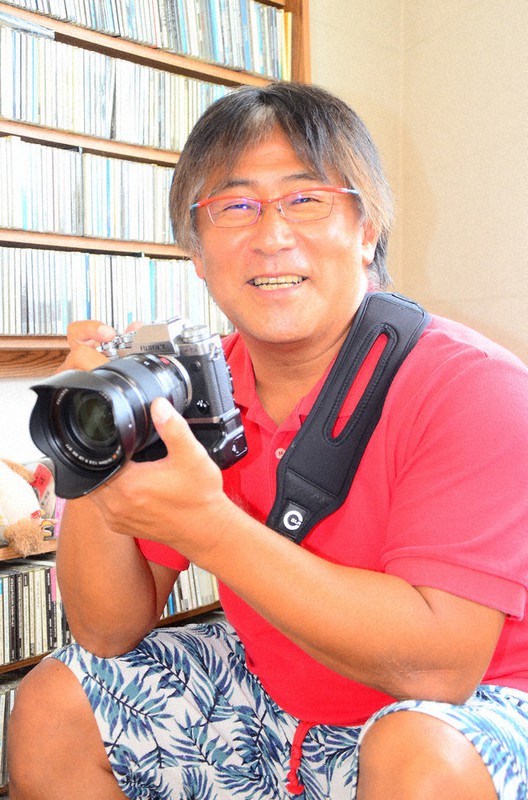 今年でカメラマンを始めて39年となり、「サンキュー」とおどける池田さん=奈良県安堵町東安堵で2020年9月2日午後0時50分、加藤佑輔撮影