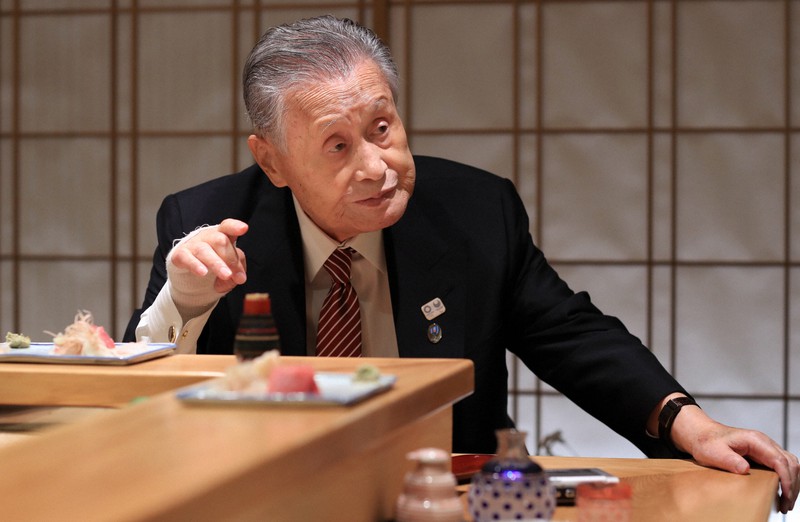 すし屋のカウンターで、安倍晋三首相の辞任表明について語る森喜朗元首相=東京都港区で2020年9月10日、梅村直承撮影