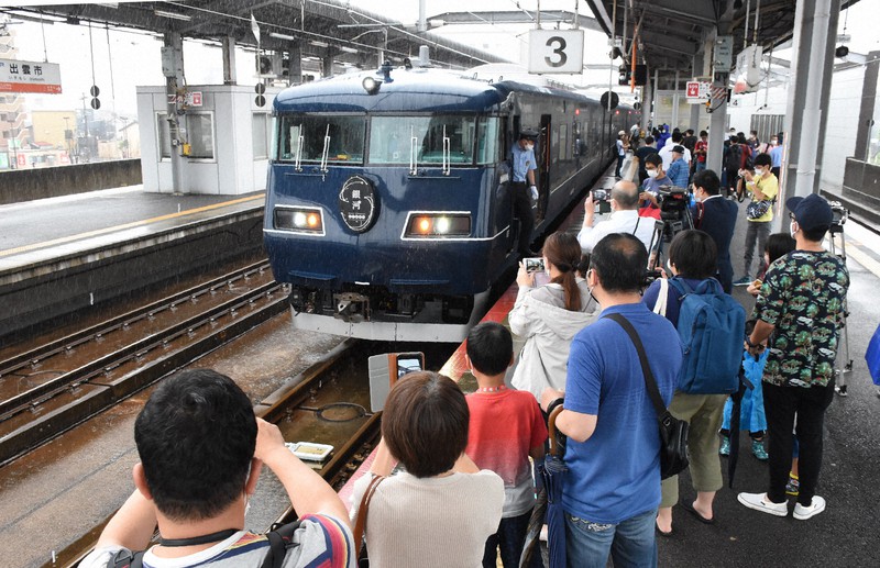 JR出雲市駅に到着したウエストエクスプレス銀河=島根県出雲市駅北町で2020年9月12日午前9時39分、前田葵撮影
