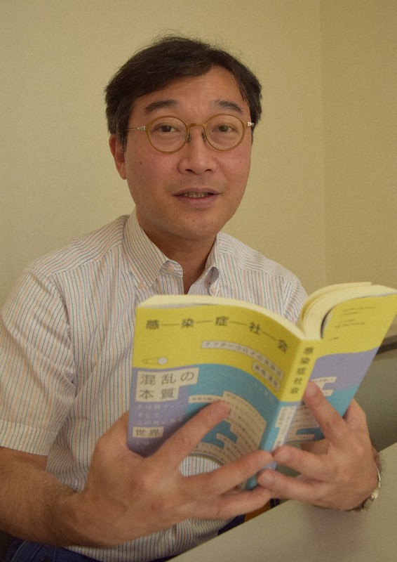 「感染症社会 アフターコロナの生政治」を出版した美馬教授=京都市上京区の毎日新聞京都支局で2020年8月13日午後3時44分、谷田朋美撮影