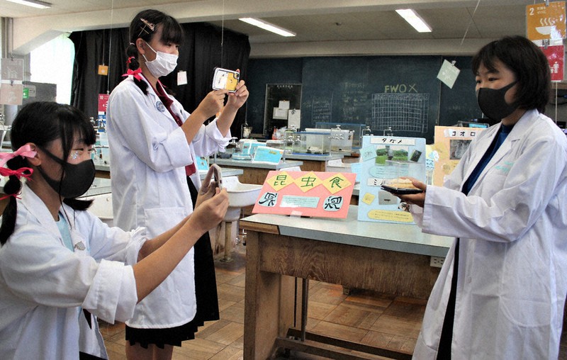 学校公式ユーチューブチャンネルでの公開に向け動画撮影する生物飼育部員ら=枚方市枚方市大垣内町3の府立枚方高校で2020年9月5日12時8分、山本夏美代撮影
