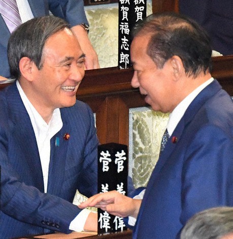 衆院本会議開会前に話す菅義偉官房長官(左)と自民党の二階俊博幹事長=国会内で2017年5月26日午後0時59分、川田雅浩撮影