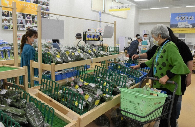 取れたての新鮮な野菜を品定めする買い物客=仙台市太白区で2020年7月4日午後3時17分、藤田花撮影