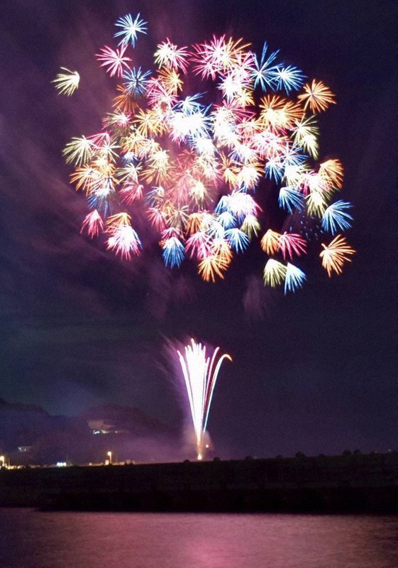 疫病退散祈り 花火2500発 大分 佐賀関の夜空彩る 毎日新聞