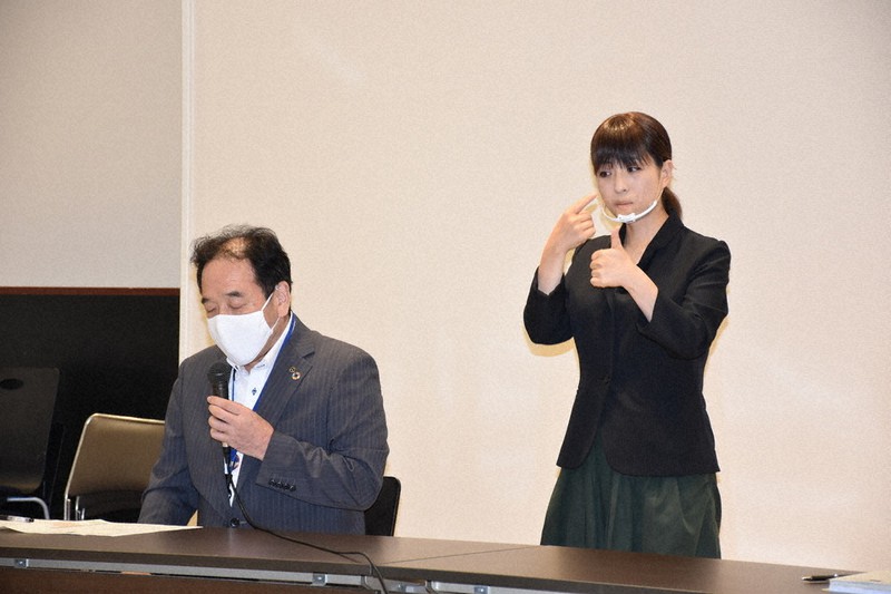 新型コロナウイルス感染確認の記者会見で手話通訳をする渡辺ひろみさん(右)。説明者は塚原太郎・市保健所長=福島県郡山市役所で2020年9月11日、笹子靖撮影