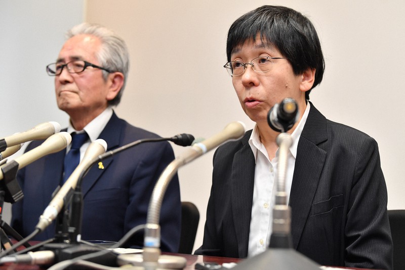 初公判後、記者会見する津久井やまゆり園の入倉かおる園長(右)。左は同園を運営するかながわ共同会の草光純二理事長=横浜市中区で2020年1月8日午後3時19分、宮間俊樹撮影