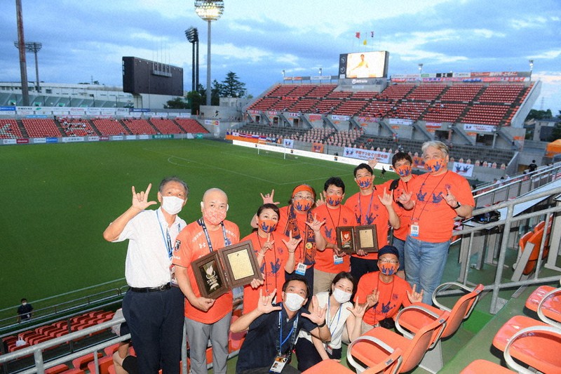 受賞を喜ぶ手話応援実行委員会の関係者たち=NACK5スタジアム大宮で5日(大宮アルディージャ提供)