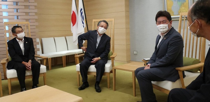 福田紀彦市長(右から2人目)に等々力球場の使い方を要望する日本野球連盟の清野智会長(同3人目)。左は大田垣耕造副会長。右は谷田部和彦専務理事・事務局長=神奈川県川崎市川崎区で