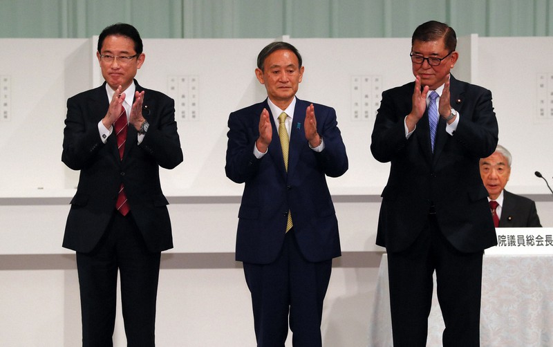 自民党の新総裁に選出された菅義偉官房長官(中央)と岸田文雄政調会長(左)、石破茂元幹事長(右)=東京都内のホテルで2020年9月14日午後3時41分、長谷川直亮撮影