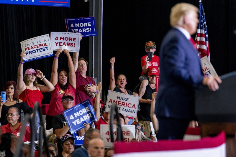 トランプ大統領の演説に歓声を上げる支持者。会場にはマスクをしていない人も多かった=米ネバダ州ヘンダーソンで2020年9月13日、AP