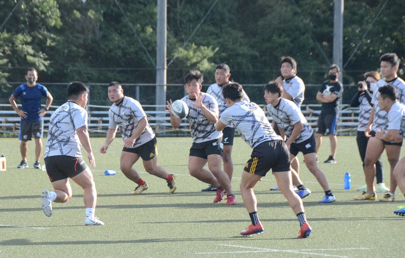 練習を開始した天理大ラグビー部の選手たち=奈良県天理市の天理大ラグビー部グラウンドで2020年9月14日午後4時2分、長宗拓弥撮影