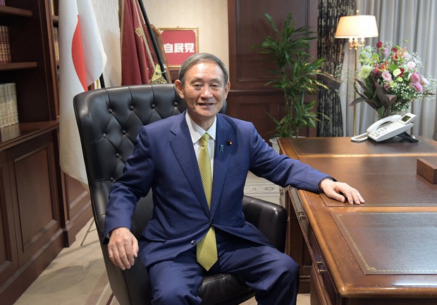 自民党本部の総裁室で笑顔を見せる菅義偉氏=東京都千代田区で2020年9月14日、竹内幹撮影