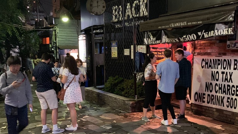 新宿ゴールデン街は近年、若者や外国人らでにぎわうようになった=東京都新宿区で