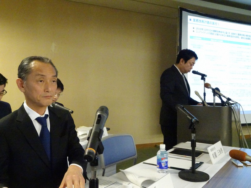 スルガ銀行の2019年4~9月期決算会見に出席した嵯峨行介副社長(左、現社長)。右は有国三知男社長(現会長)=静岡県沼津市で19年11月14日、今沢真撮影