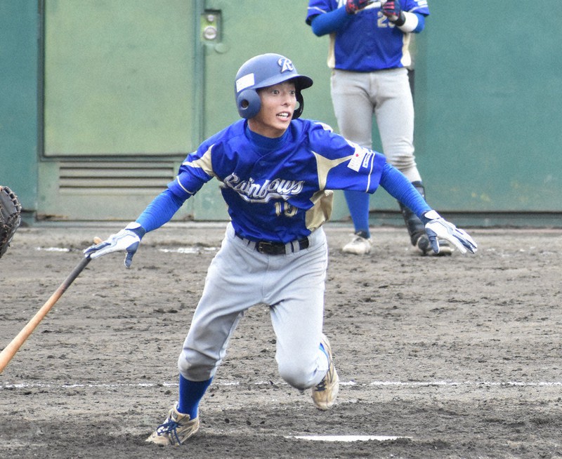 【全水戸クラブ-鹿島レインボーズ】六回裏鹿島レインボーズ1死満塁、代打・安藤が右前適時打を放つ=茨城県稲敷市桜川総合運動公園野球場で2020年9月13日、田内隆弘撮影