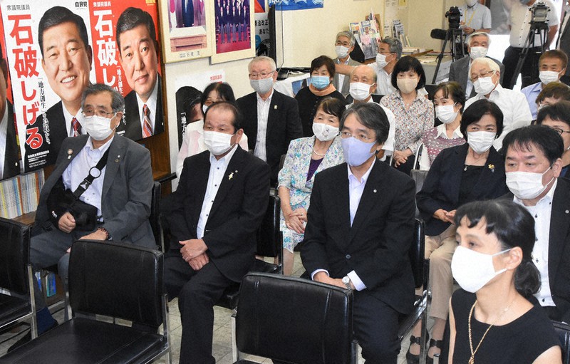 両院議員総会のテレビ中継を見守る県連関係者や石破氏の支援者ら=鳥取市の石破茂事務所で、野原寛史撮影