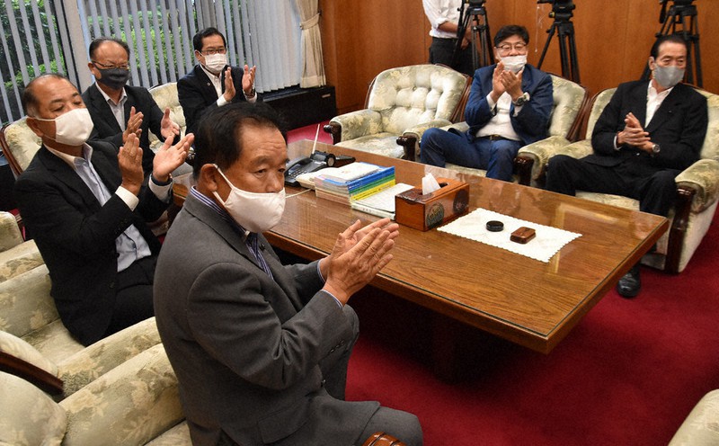 新総裁が決まり、拍手をする自民党県議ら=岡山市北区で、益川量平撮影