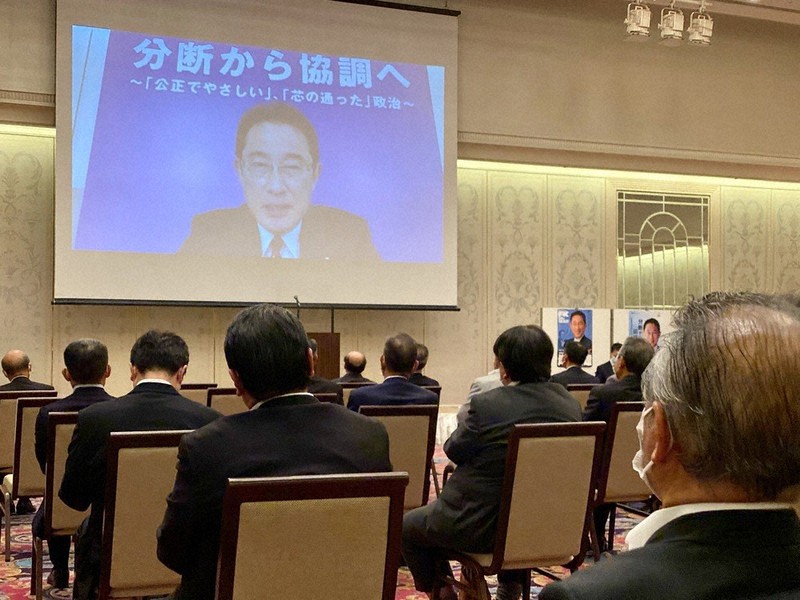 ビデオ会議システムを通じ、自民党総裁選の報告をする岸田文雄政調会長=広島市中区で、賀有勇撮影