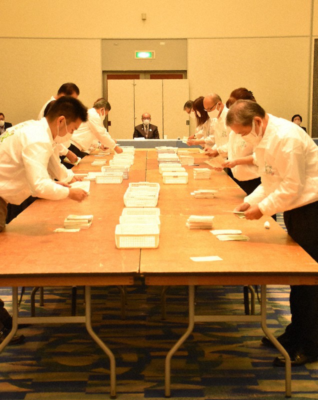 自民党総裁選で、徳島県内の党員・党友票の開票作業をする徳島県連関係者=徳島市万代町3の徳島グランヴィリオホテルで、松山文音撮影