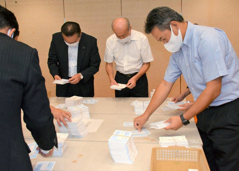 予備投票の開票作業=松山市道後町2の県民文化会館で、木島諒子撮影