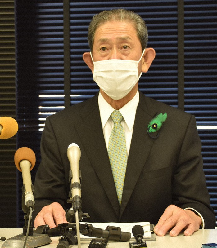 記者会見を開き、予備選の投票結果を発表する自民県連の留守会長