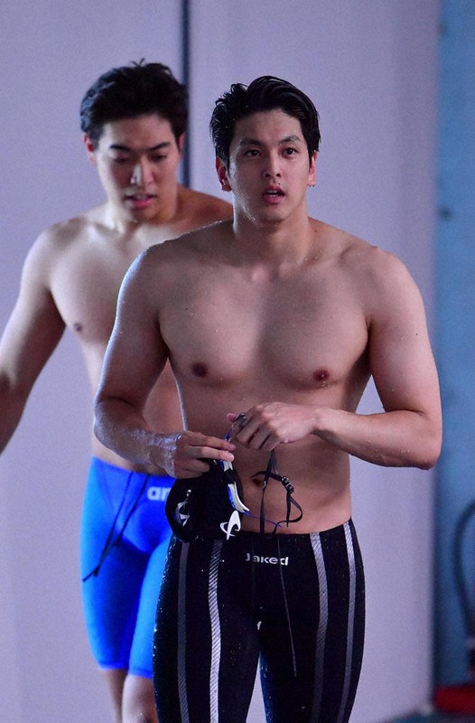 復帰レースとなった男子50メートル背泳ぎで1位になった古賀淳也(右)=東京辰巳国際水泳場で2020年8月29日(代表撮影)