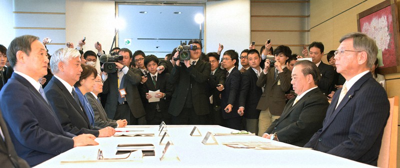 沖縄県の翁長雄志知事(右端)との会談に臨む菅義偉官房長官(左端)ら=首相官邸で2016年3月23日午後0時11分、藤井太郎撮影