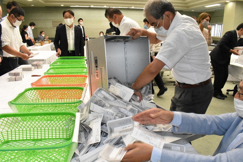 自民党総裁選の予備選の開票作業を行う党県連職員ら=前橋市大手町の自民党県連で2020年9月13日、鈴木敦子撮影