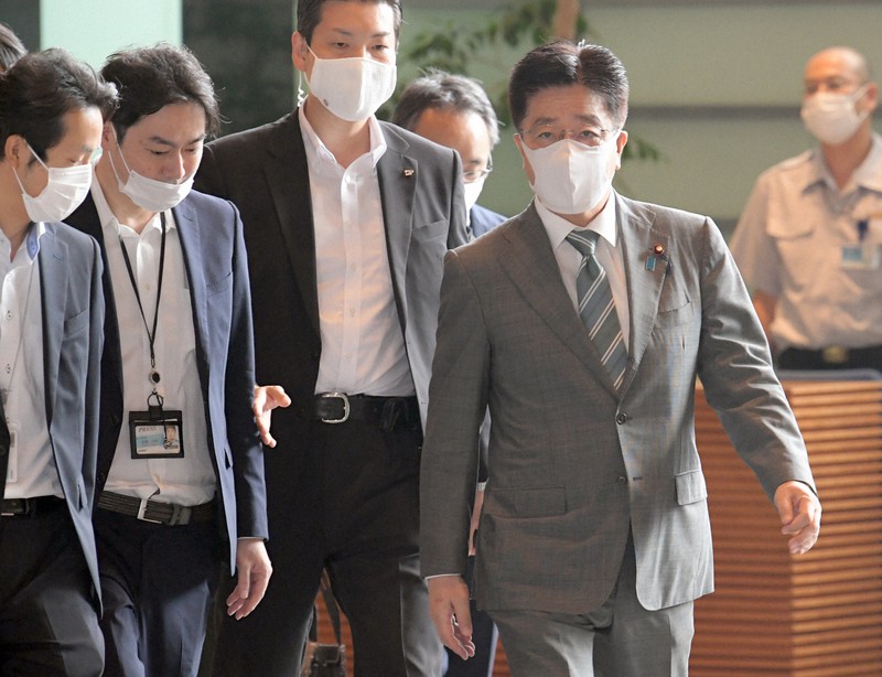 首相官邸に入る加藤勝信厚生労働相(右)=東京都千代田区で2020年9月15日午前9時56分、竹内幹撮影