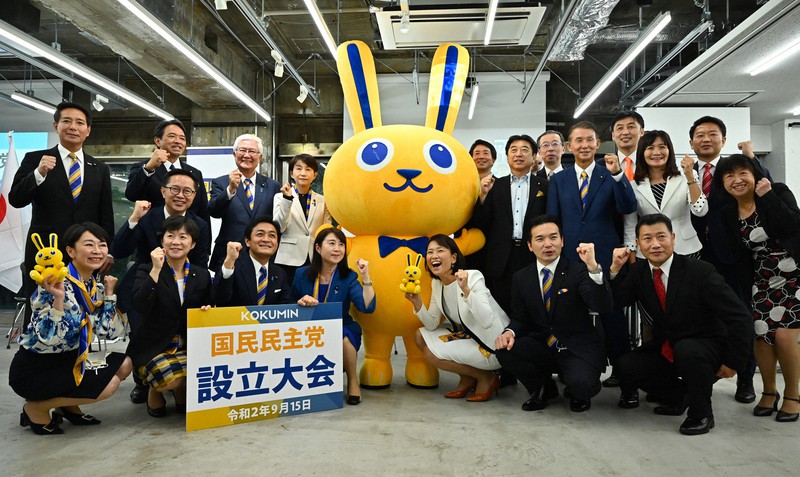 国民民主党の設立大会で記念撮影をする玉木雄一郎代表(最前列左から3人目)ら=東京都千代田区で2020年9月15日午後5時2分、北山夏帆撮影