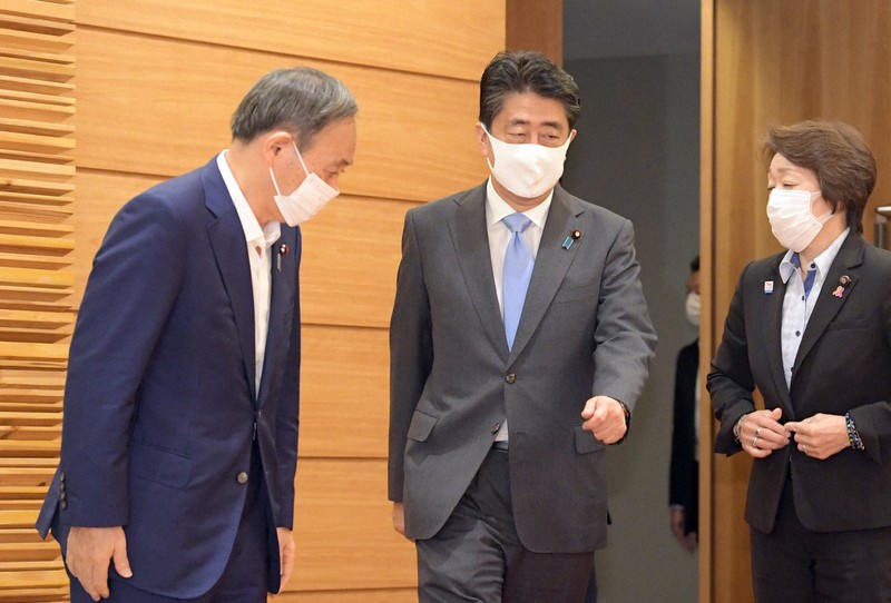 閣議に臨む安倍晋三首相(中央)。左は菅義偉官房長官=首相官邸で2020年9月15日午前10時3分、竹内幹撮影