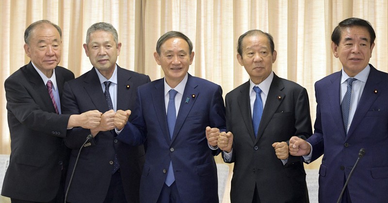 自民党の臨時総務会で記念写真に納まる(左から)山口泰明選対委員長、佐藤勉総務会長、菅義偉総裁、二階俊博幹事長、下村博文政調会長=東京都千代田区の同党本部で2020年9月15日午後1時43分、竹内幹撮影